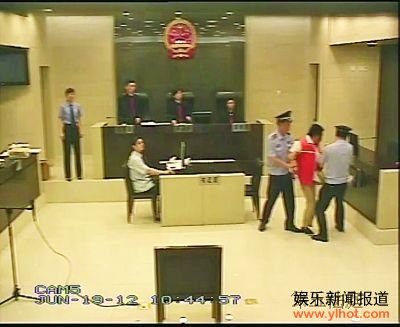 南京官员涉贪受审时当庭失控 其妻撞椅自残(图)